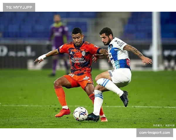 萨勒尼塔纳训练课重点演练由守转攻时边后卫的插上路线